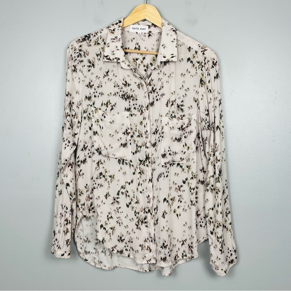 Bella Dahl Full Button Down Hipster Shirt in Painted Ditsy Floral Print, small. - Picture 2 of 13